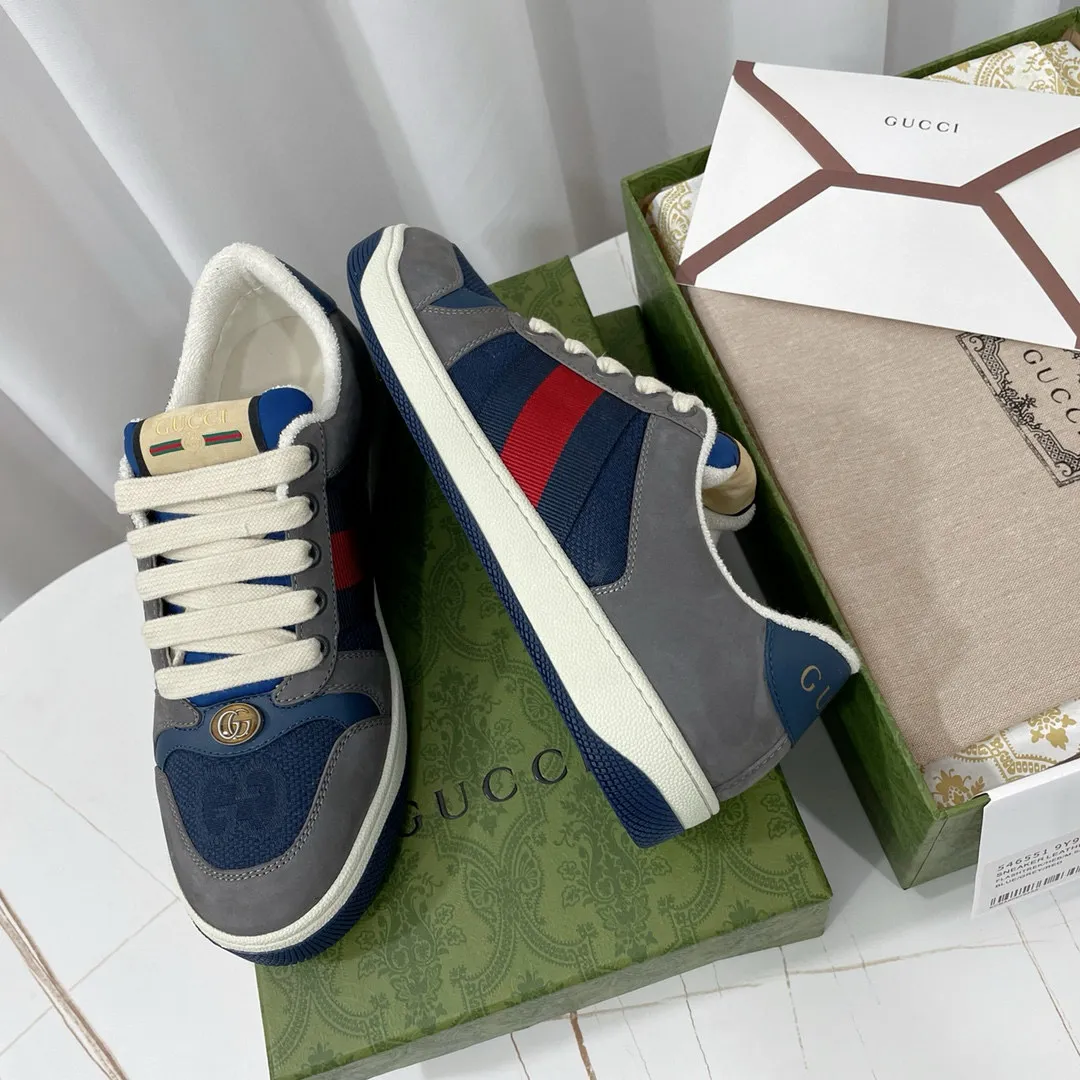 Ex-factory price: 540💰 GUCCI Gucci's newly upgraded back cover lining, top-notch old dirty shoes, classic casual sports shoes for couples, retro sneakers and old G family dirty shoes, updated at the counter simultaneously! ①The shoe upper has the same water-based edge coating process as the original version⚠️The ordinary oil edges on the market have a strong glue feel and are easy to fall off! Grade A first-layer nubuck leather (with pores)/matching computer embroidered double G cloth, high-density terry velvet lining. ② A PVC transparent small round mark sealing line is added to the details of the midsole. The mold is opened six times and the jewelry craftsmanship is used to customize the two-color double G buckle, striving to be the same as the original version. A pair of buttons is more than three times more expensive than ordinary buckles on the market. ③An old two-color washable label, the chip is placed on the outer waist of the right foot, the entire shoe is completely hollowed out with rubber technology, TUP material (rubber to distinguish the market) with the latest green packaging from the counter, 3D printed handbag, and a pair of shoelaces. There is no pressure when entering and exiting the counter. You can buy a 1:1 accurate replica of the original version and modify and upgrade it repeatedly. The details are perfectly restored, the materials are all customized, and they are truly top-notch. Please look at the details clearly to identify the quality. Upper: First-layer frosted cowhide/embroidered double G cloth. Lining: original high-density velvet lining. Foot pads: original pearlescent sheepskin. Outsole: private molded vacuum TPU material. Packaging: original top-grade full set packaging at the counter. Shoe size: women's size 35-40, men's size 39-44 (men's size 38, 45🉑️customized, non-returnable)